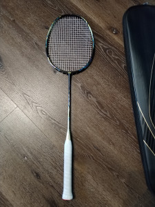 Продам новую ракетку Li-Ning AXFORCE 100